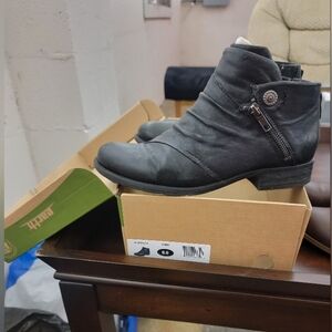 Earth women black boots 8